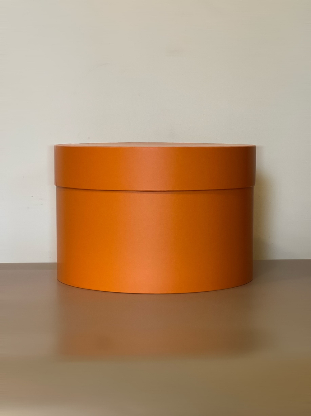 Короткая круглая коробка 22,5 см . Цвет: Оранжевый  . Розница 350 рублей .