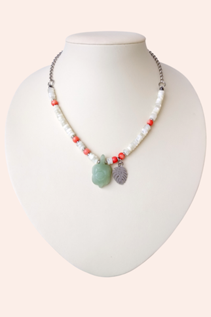 бусы из перламутра с нефритовой подвеской