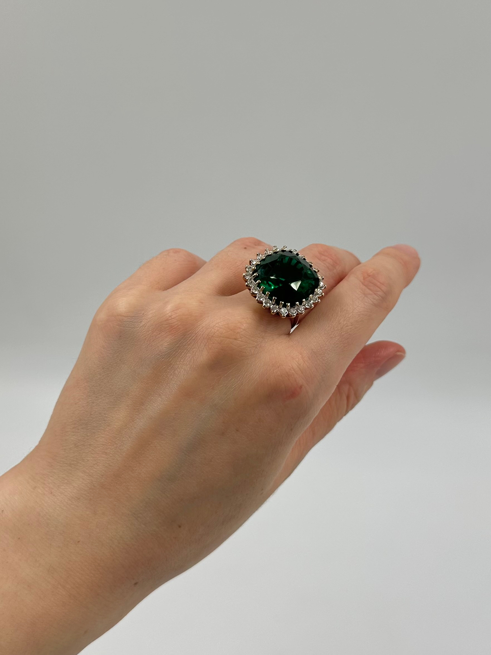 Кольцо с зелёным кристаллом