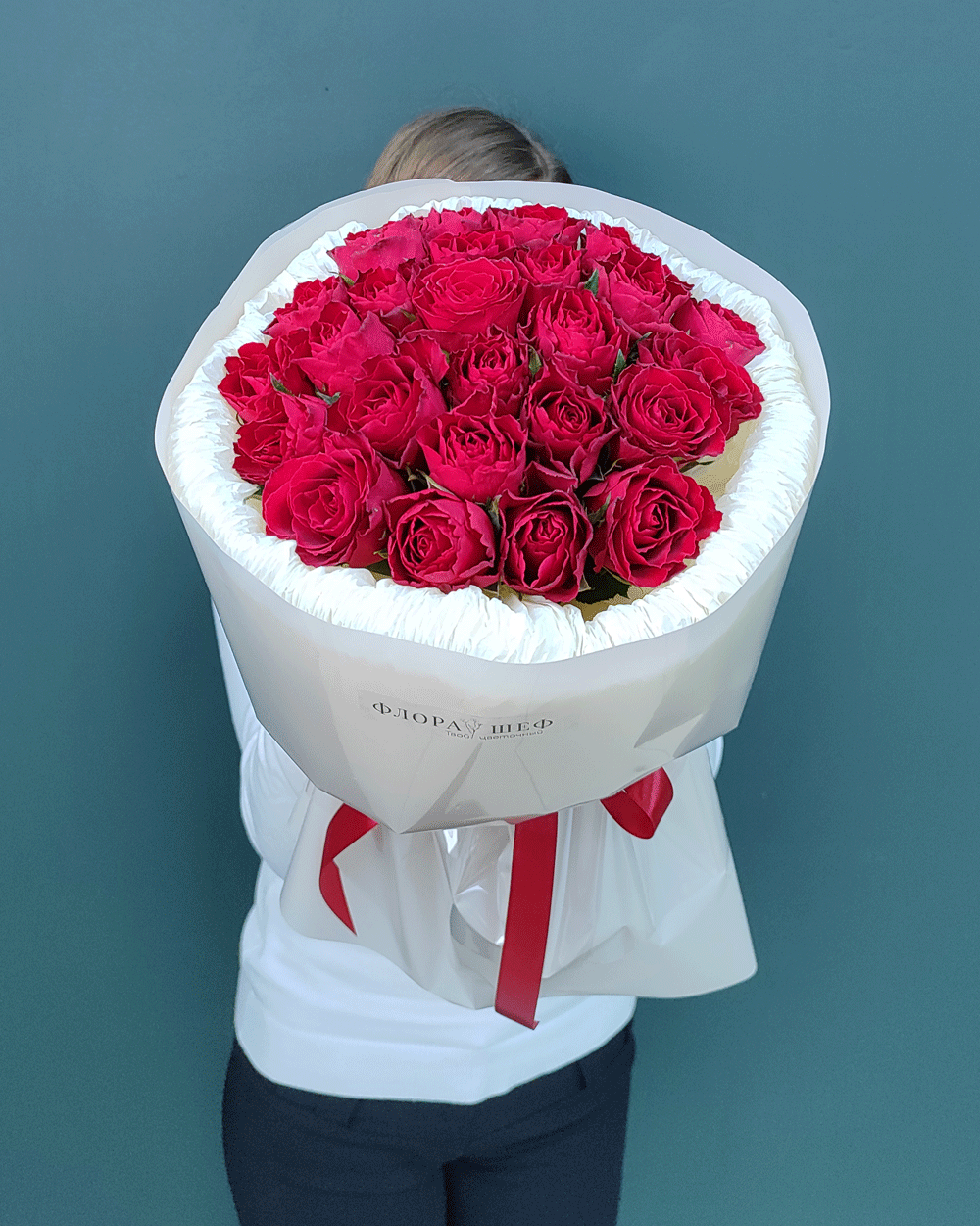 Букет 25 красных роз в стильной упаковке(00326)