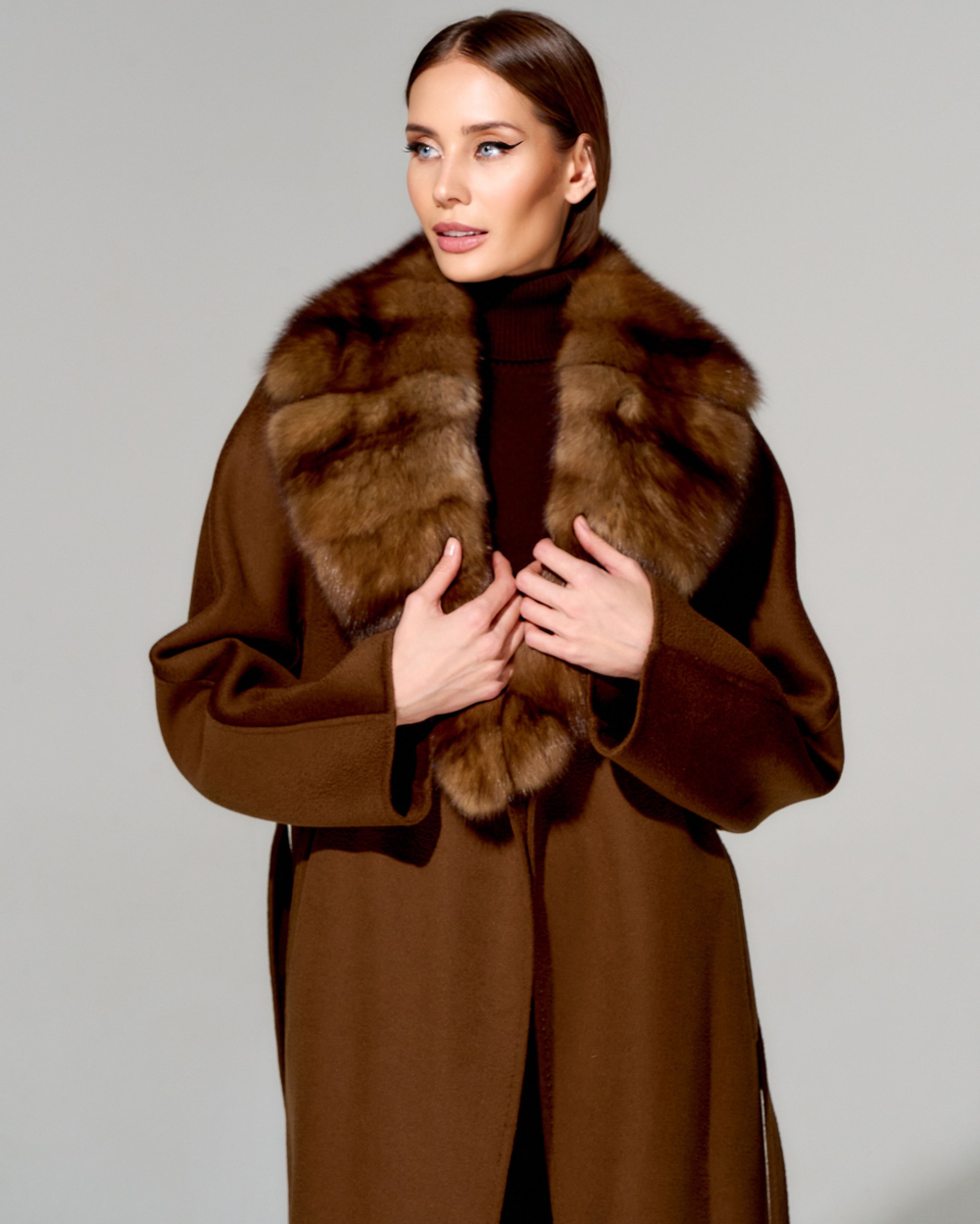 Пальто с меховой отделкой