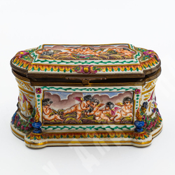 Фарфоровая шкатулка. Путти. Фарфор, ручная роспись. Италия, Каподимонте (Capodimonte), к. XIX в.