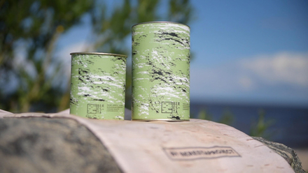 Тубус картонный с жестяной крышкой, фирменный. Для большой кружки.