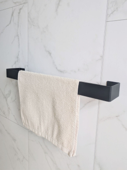Держатель для полотенец Линия настенный, черный, 50см