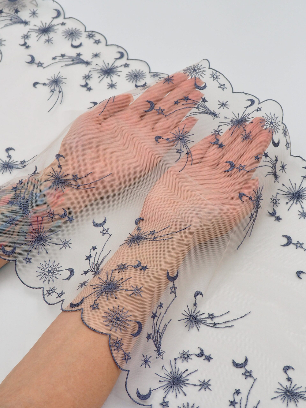 Вышивка на сетке пион с индиго неэластичная ширина 31 см