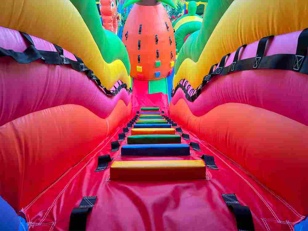 Коммерческий надувной батут «Хамелеон и динозавры Ультра 3» 12*6*6 м