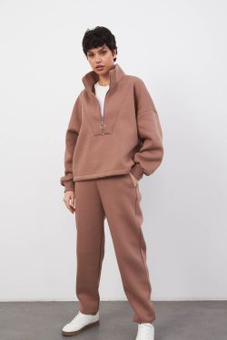 Утепленная олимпийка на молнии цвета молочный шоколад