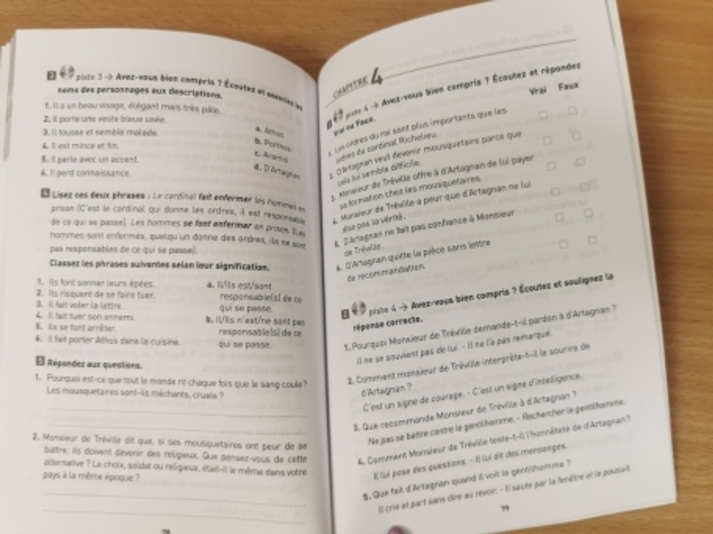 Lire en Francais Facile A2 : Trois Mousquetaires, t. 1,