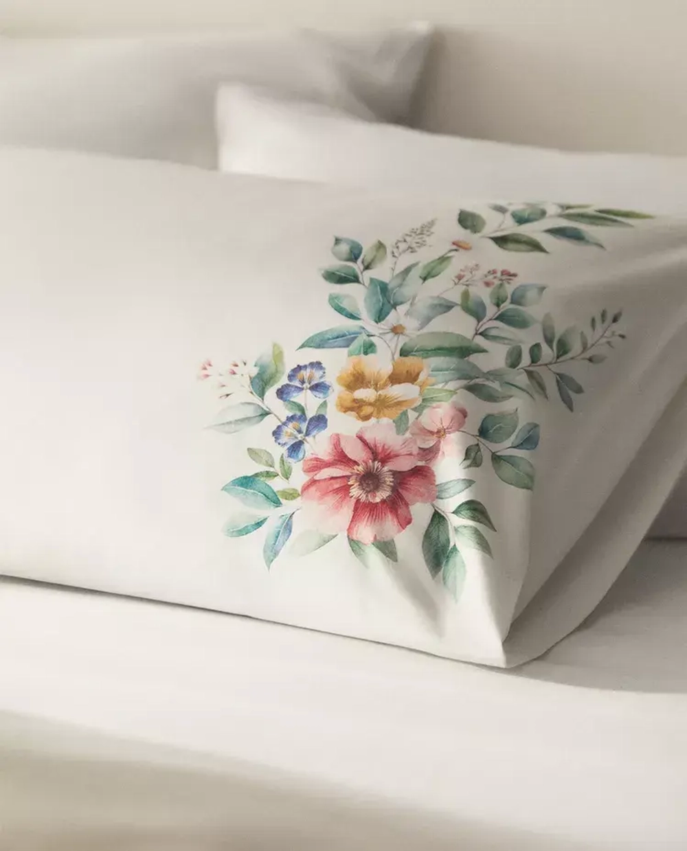 ZARA HOME НАВОЛОЧКА ИЗ ХЛОПКА С ЦВЕТОЧНЫМ ПРИНТОМ, ЖЕЛТОВАТО-БЕЛЫЙ