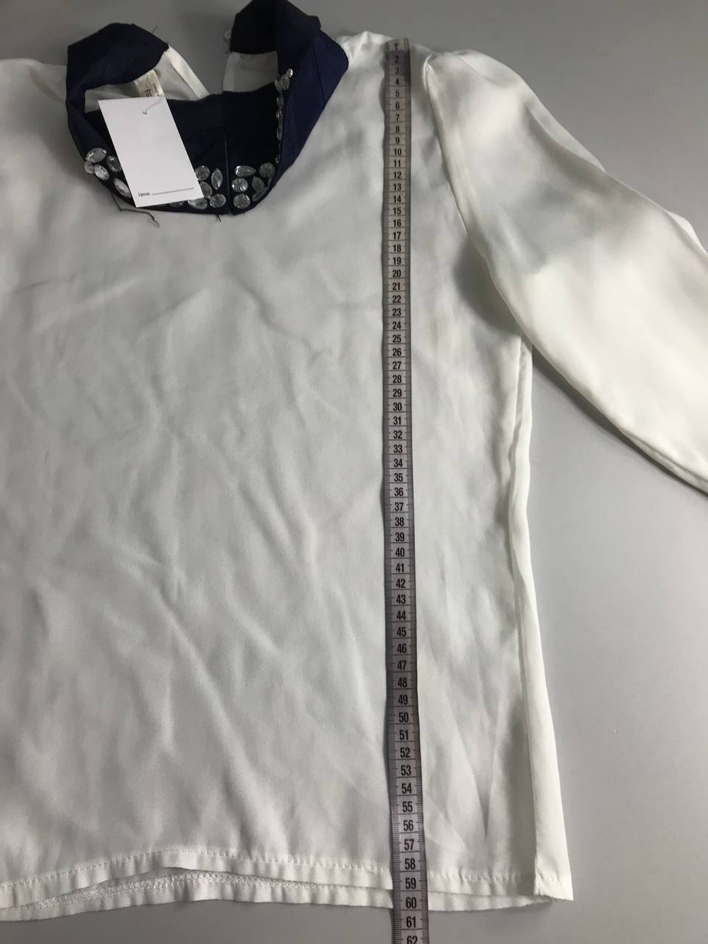 Блузка с красивыми украшениями, визуально на 44 размер