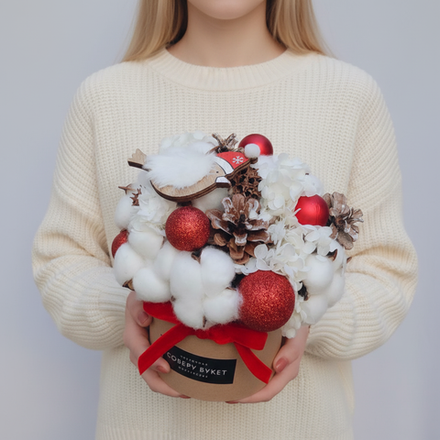 Новогодняя композиция из хлопка, сухоцветов и ёлочных украшений