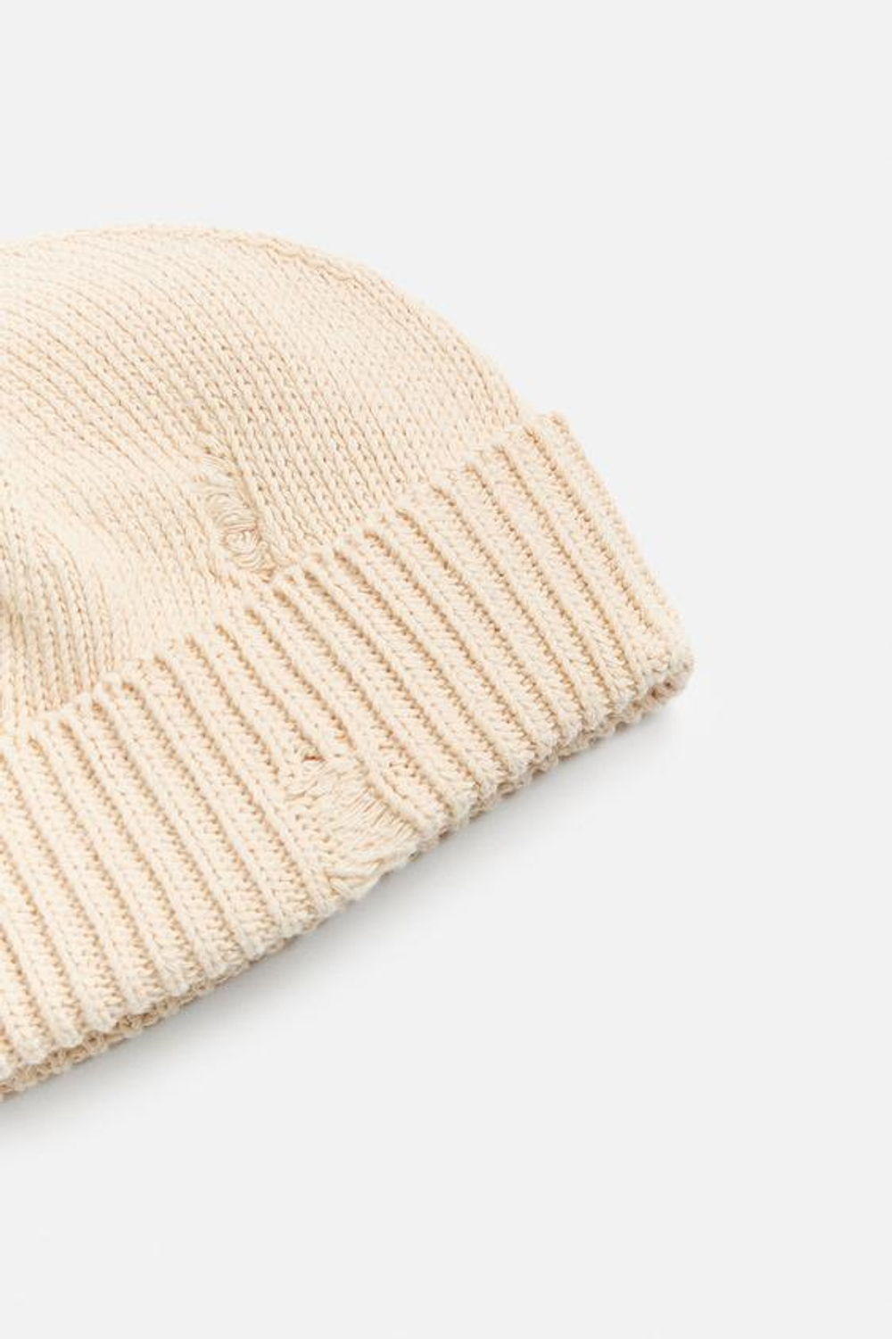 ZARA ТРИКОТАЖНАЯ ШАПКА С РАЗРЕЗАМИ, ЭКРЮ