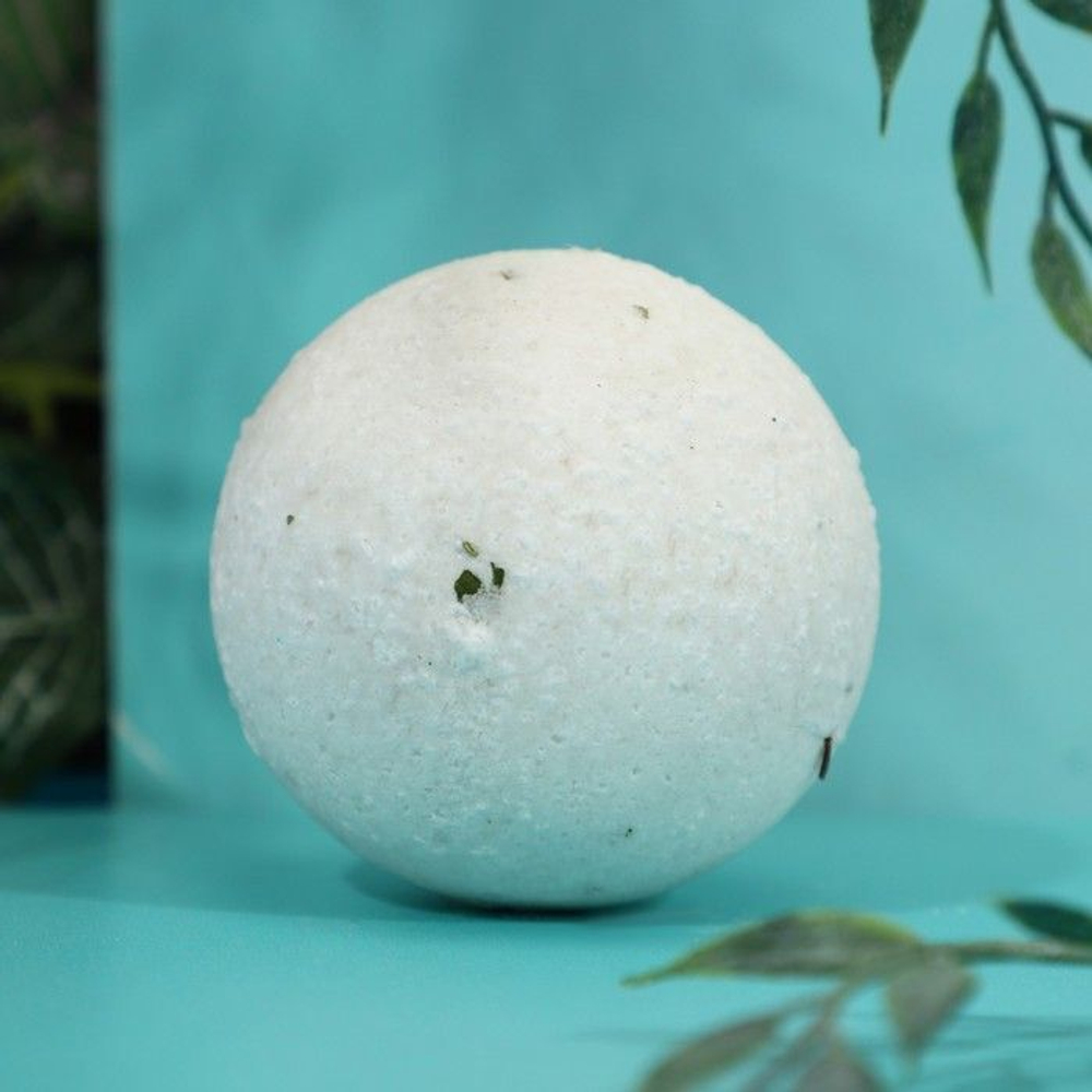 Бомбочка для ванны Кладовая красоты с листьями эвкалипта - 120 гр.