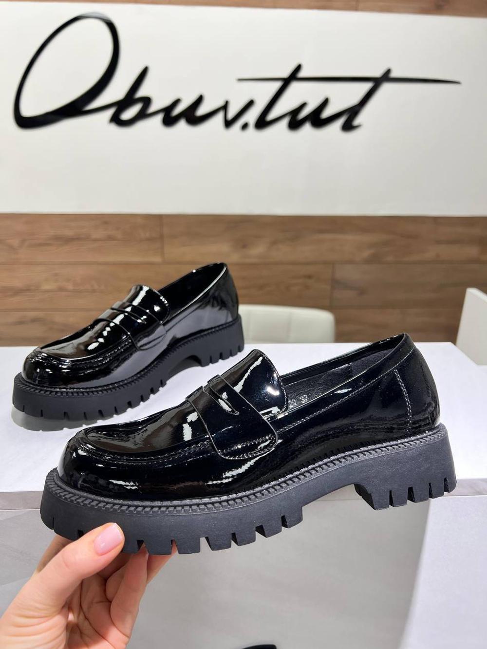 Лоферы лаковые