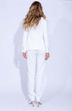 Женский белый костюм двойка с брюками и приталенным жакетом