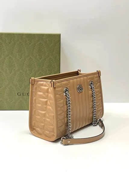 Маленькая сумка-тоут Gucci GG Marmont коричневый