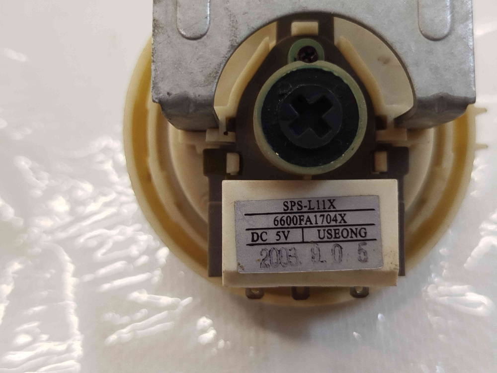 562 Датчик уровня воды (Прессостат) для стиральной машины LG SPS-l11X 6600FA1704X б/у