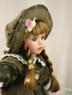 Кукла фарфоровая 12' на подставке