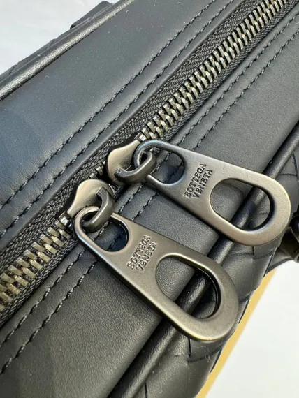 Кожаный портфель Bottega Veneta Intrecciato на молнии с плечевым ремнем