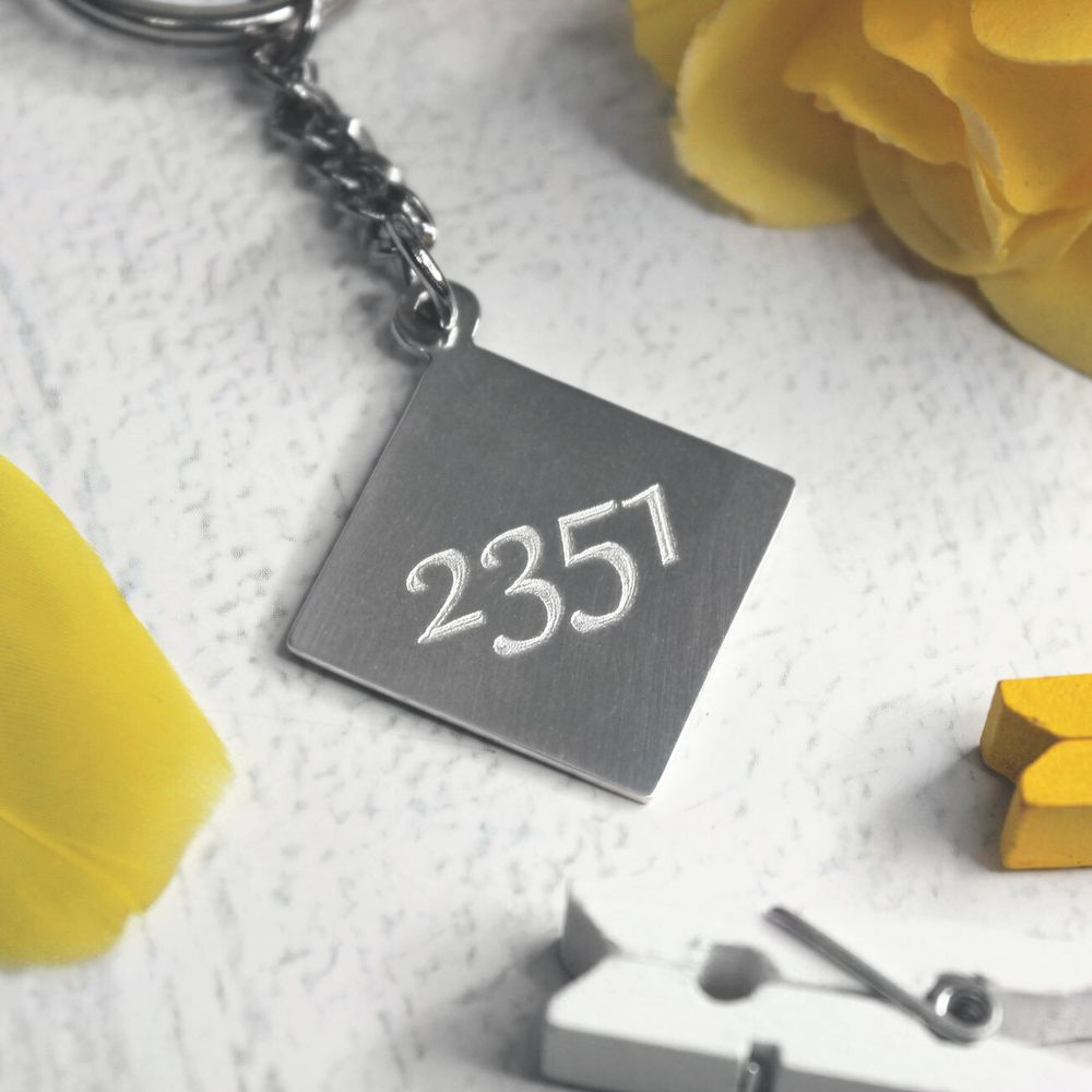 Серебряный брелок-ромбик с гравировкой на заказ (ручная работа)