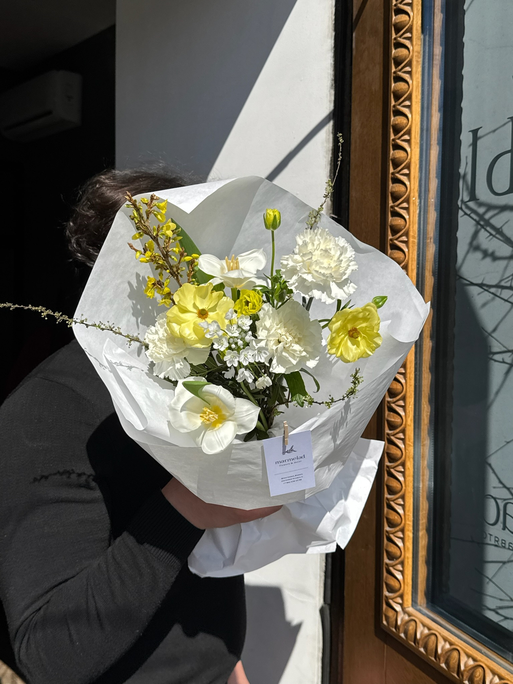 Букет сборный из ранункулюсов, тюльпанов, диантусов, аллиума и веток спиреи