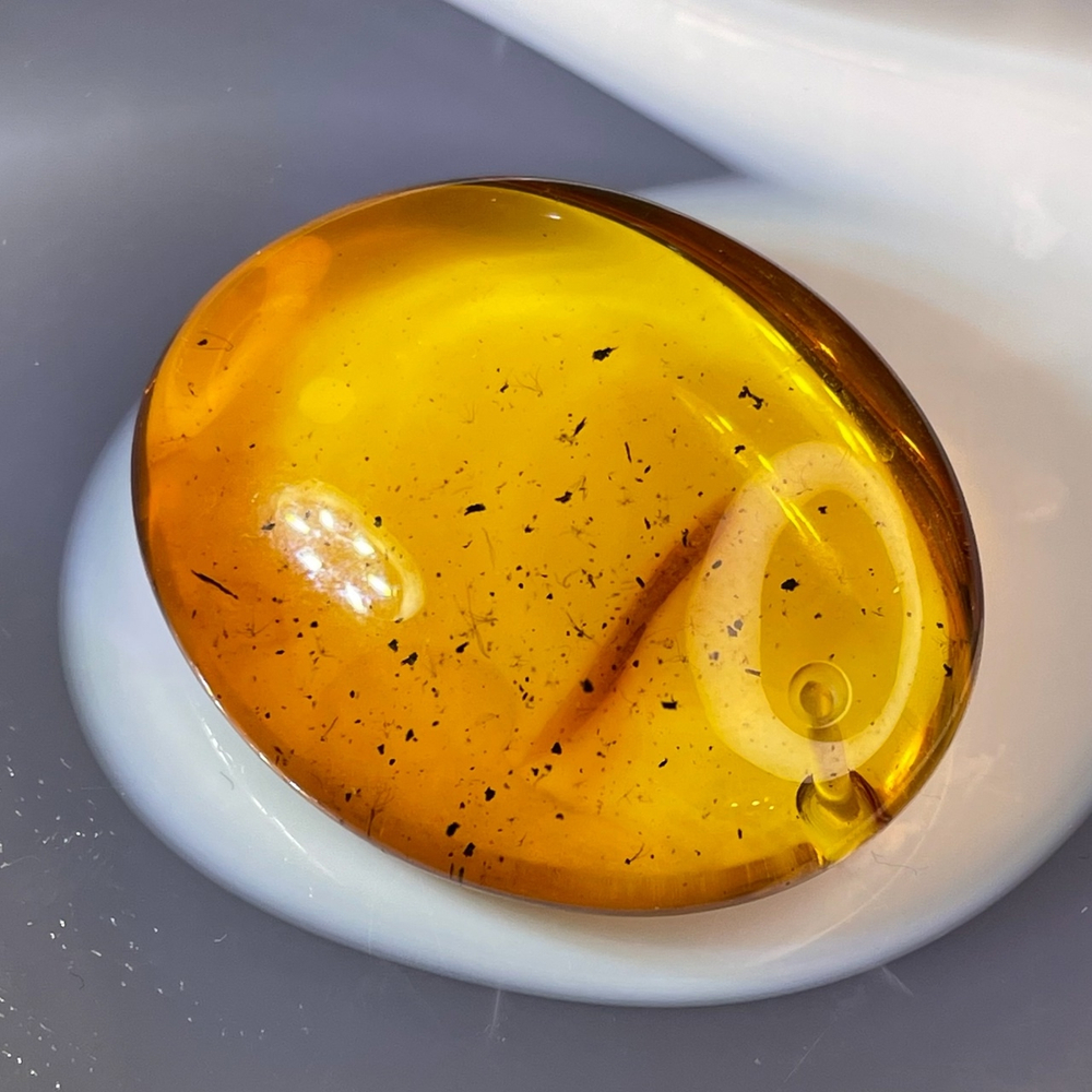 50566  Янтарь Кулон с живностью объёмный 29*37мм (Заряжен на Удачу)