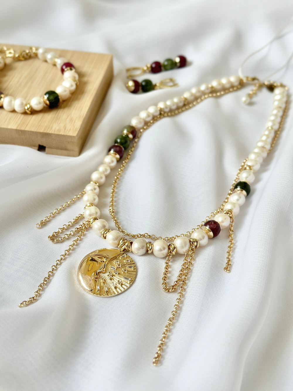 Колье из речного жемчуга и турмалина с цепочками и кулоном "луна и солнце", оттенок золото