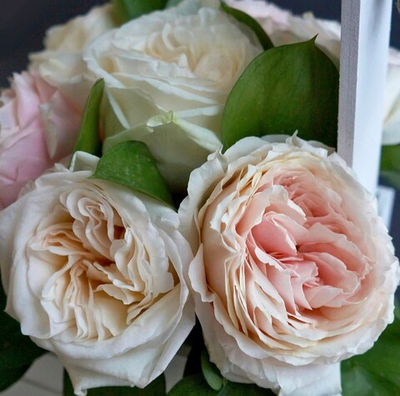 66. Композиция в деревянном кашпо со свечой