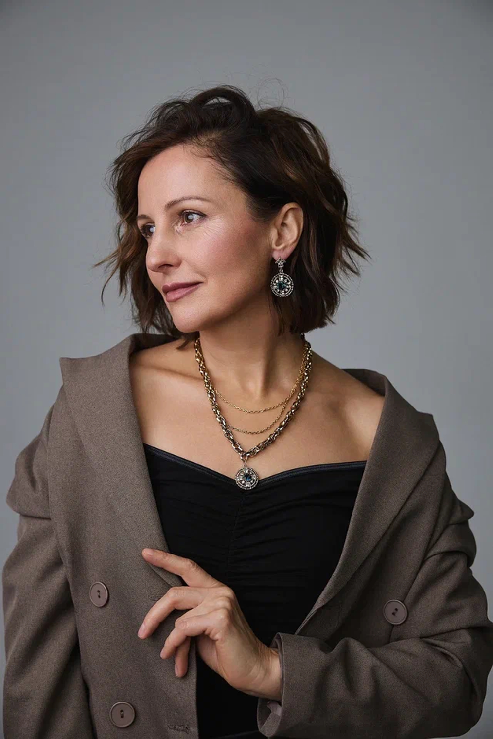 Колье из витой и тонких цепочек с круглым кулоном с синими и светлыми кристаллами