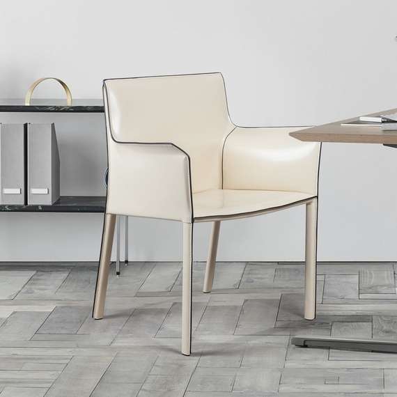 Стул с подлокотниками Barrie бежевая кожа