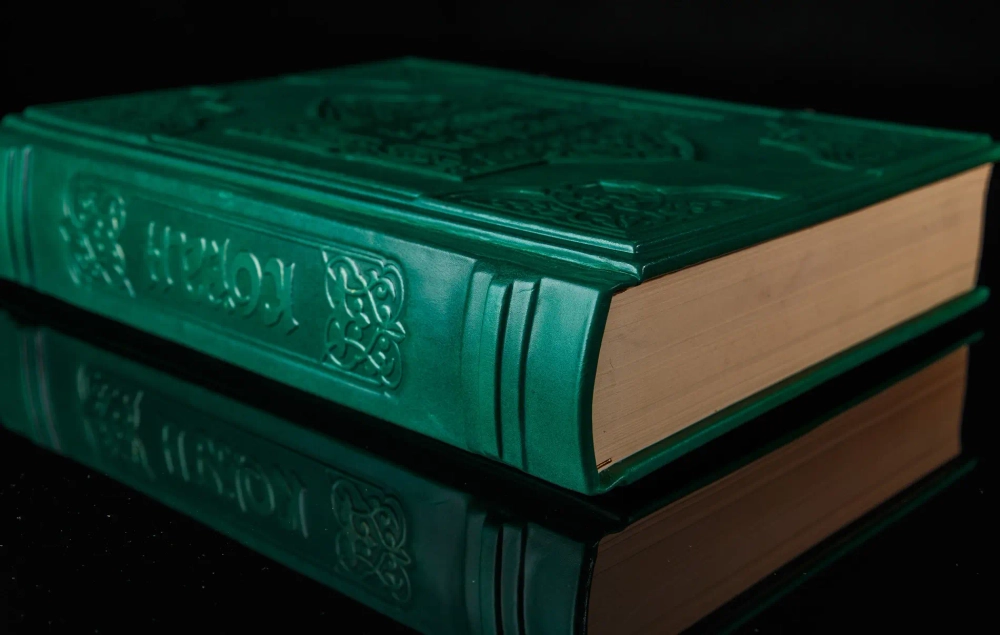 "Коран большой" Книга подарочная в кожаном переплете с замками