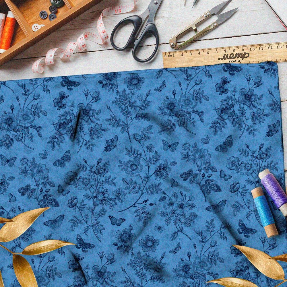 Ткань атлас наброски синих цветов на голубом фоне