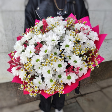 Букет с хризантемами "KENNEDY WHITE" и ромашек