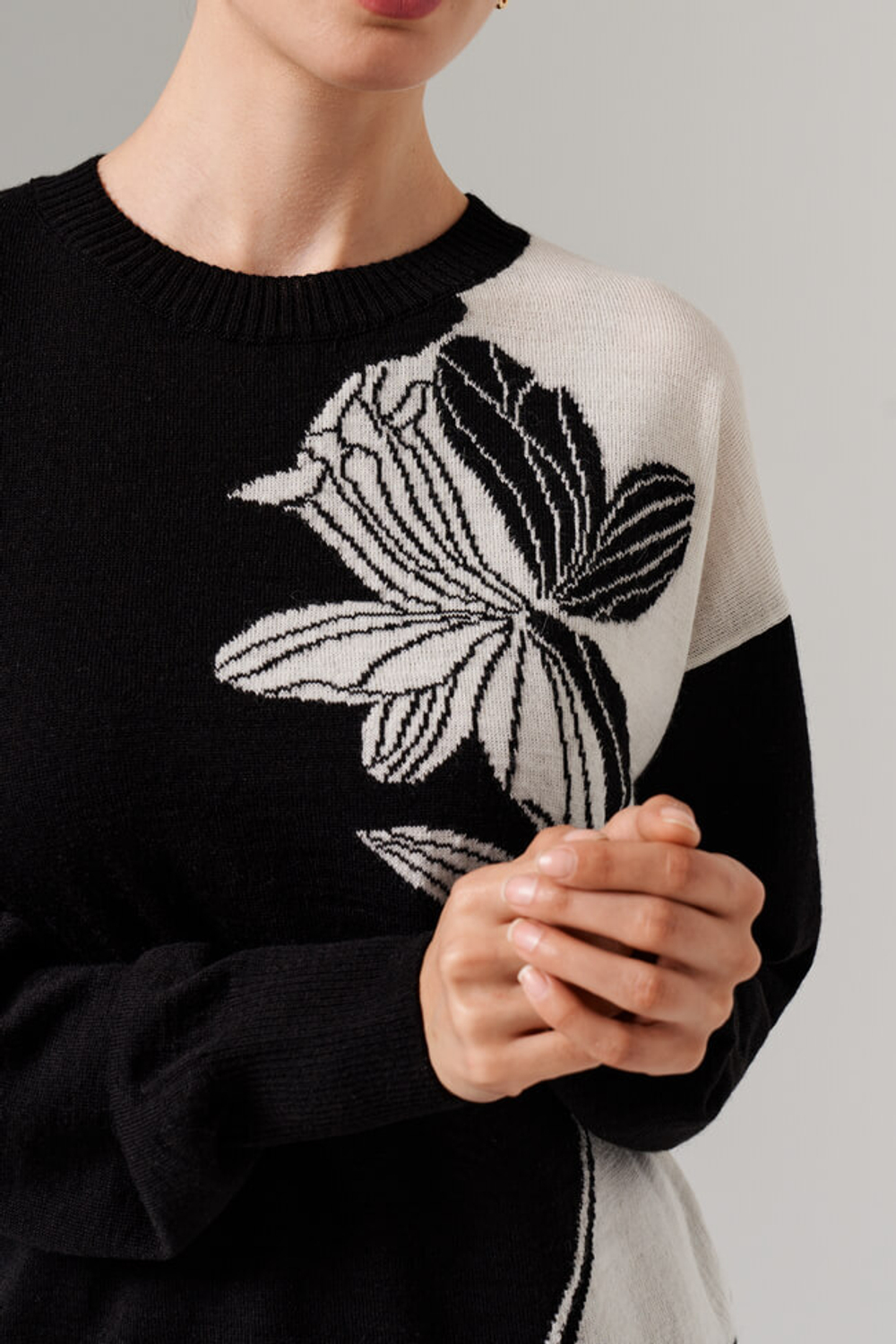 23130 Джемпер женский (черно-молочный)