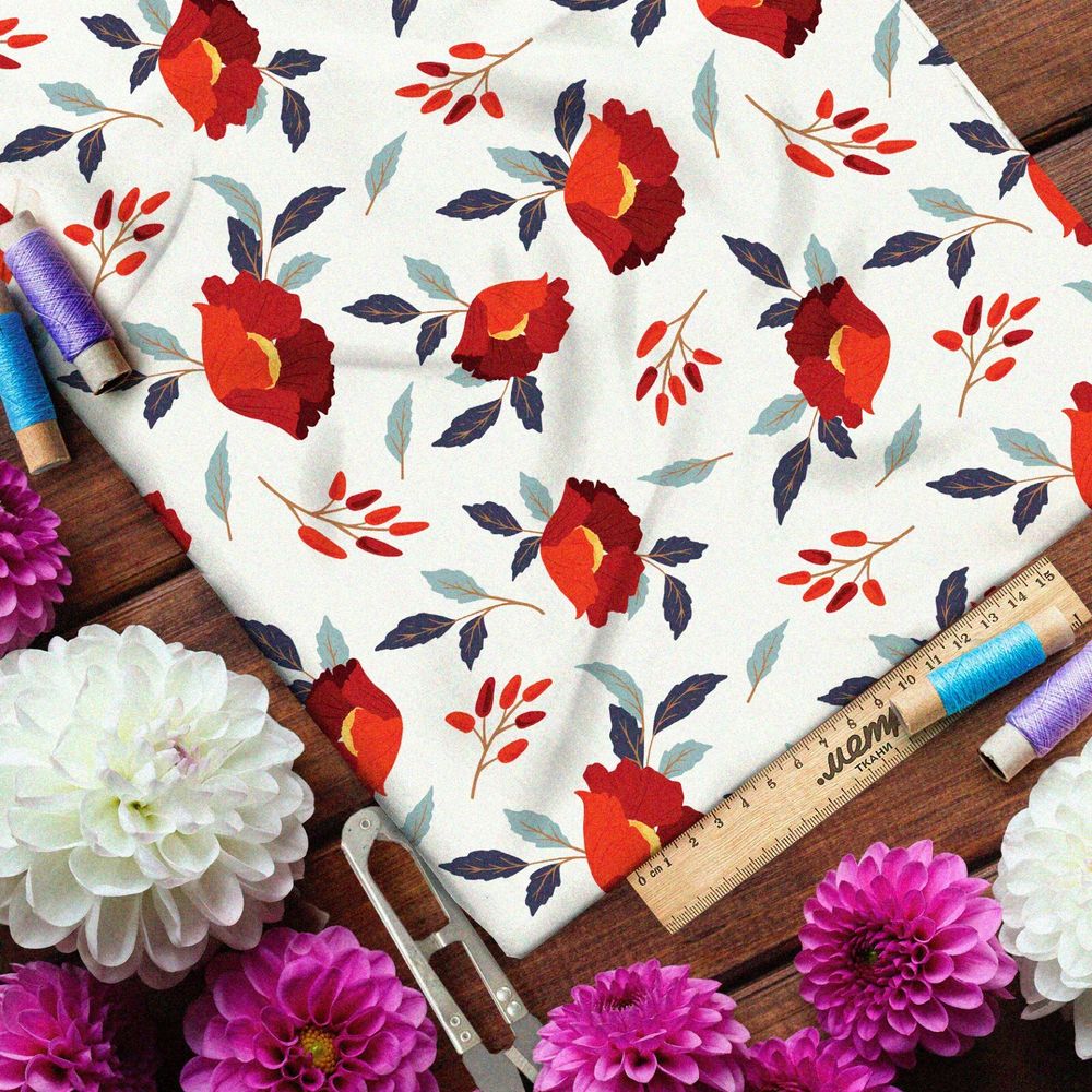 Ткань мембрана маки и красные листья на бежевом фоне