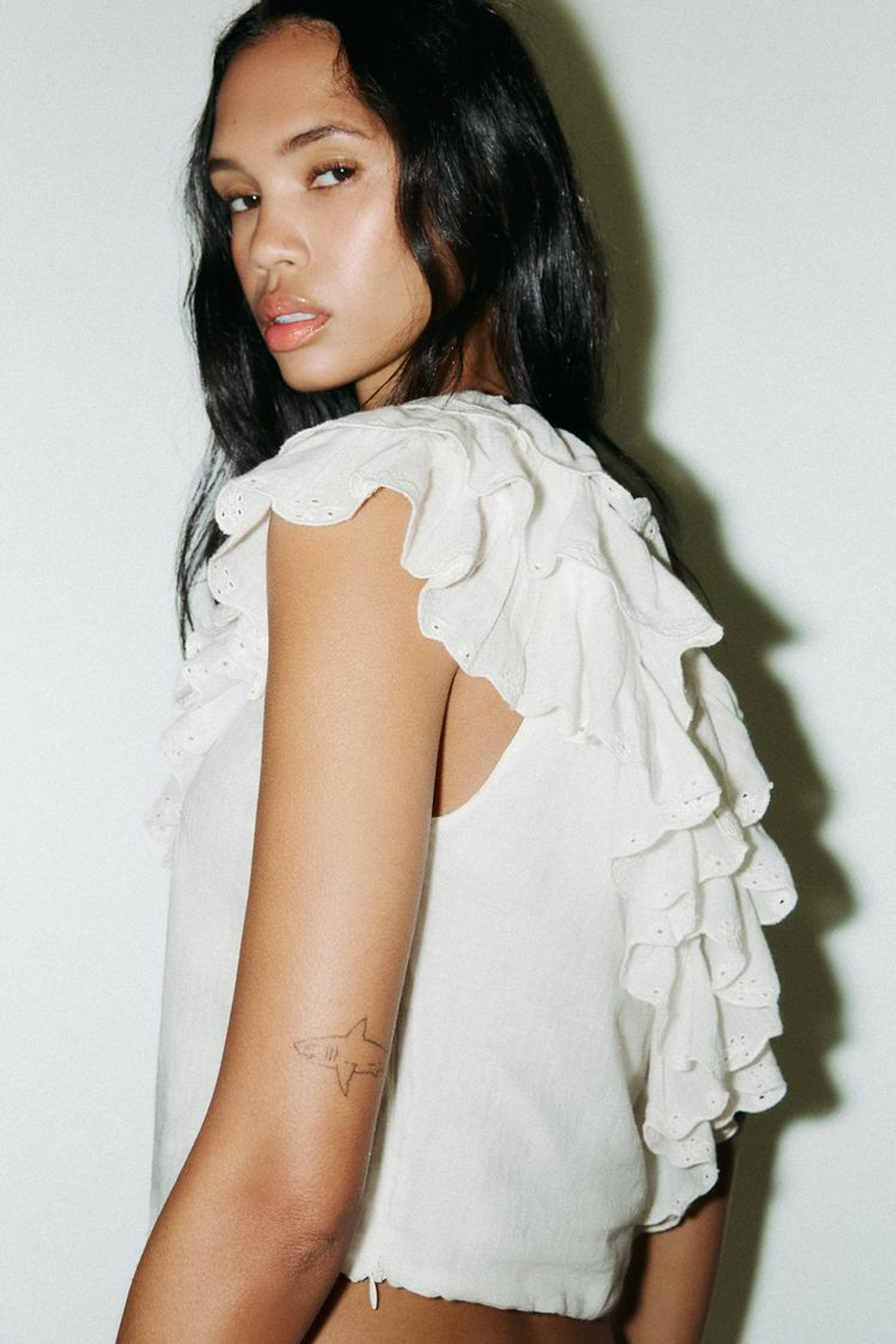 ZARA ТОП АСИММЕТРИЧНОГО КРОЯ ИЗ ШИФОНА С ВОЛАНАМИ, БЕЛЫЙ