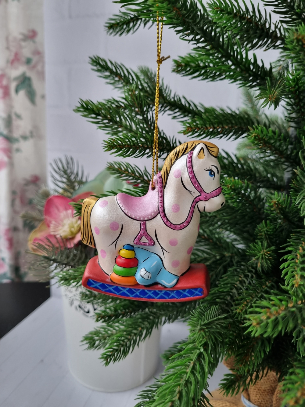 Лошадка с игрушками ёлочная игрушка из фарфора