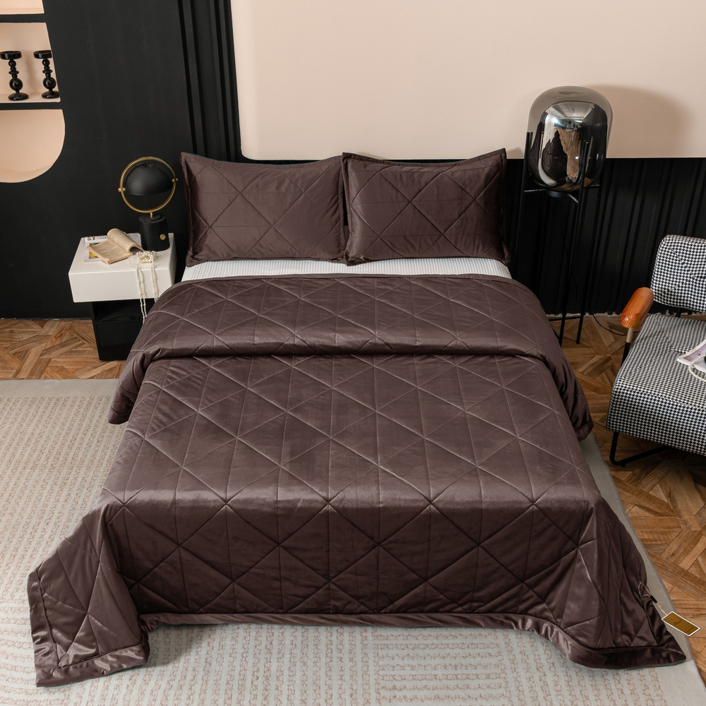 Велюровое покрывало в клетку и две наволочки OVL037