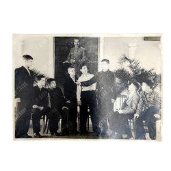 Черно-белая фотография. Инсценировка «На смерть поэта» в школе №193, Москва, 1950