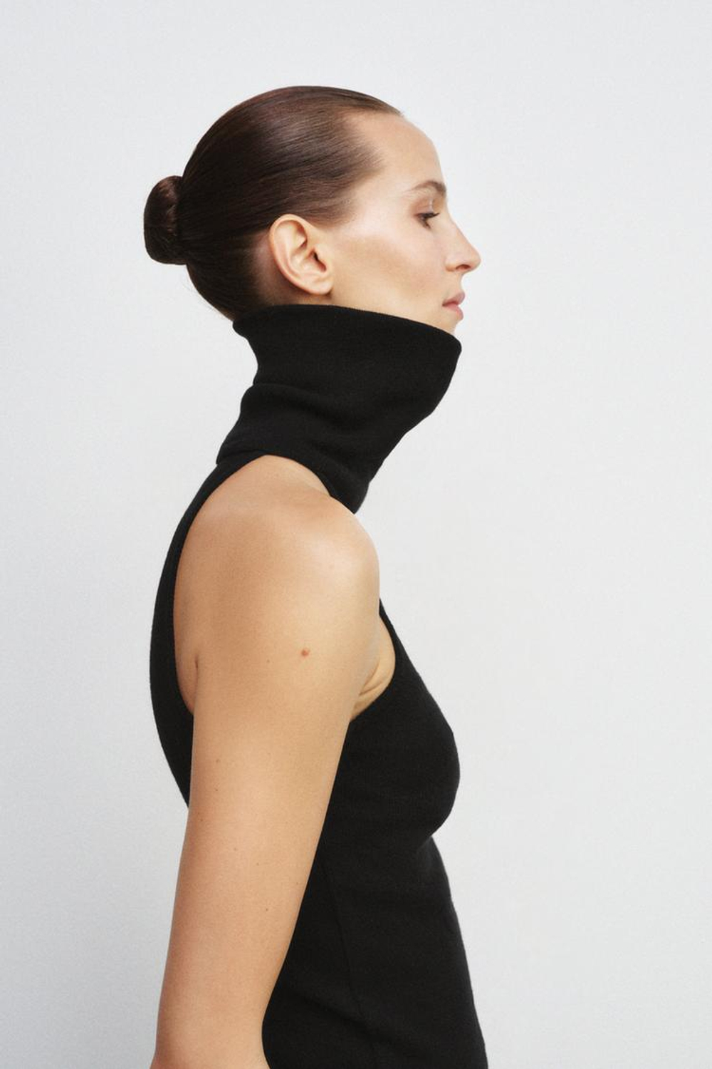 ZARA ТОП С ВЫСОКИМ ВОРОТНИКОМ БЕЗ РУКАВОВ, ЧЕРНЫЙ