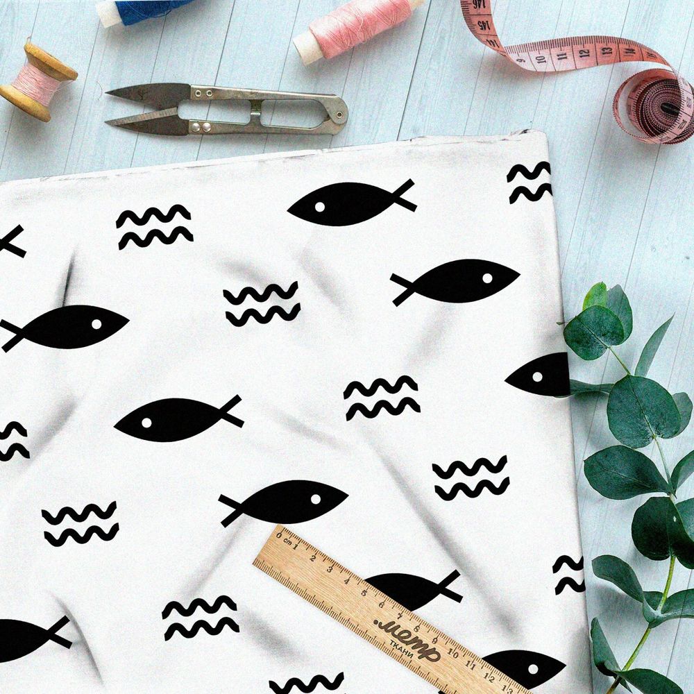 Ткань поплин крупные чёрные рыбки на бежевом фоне