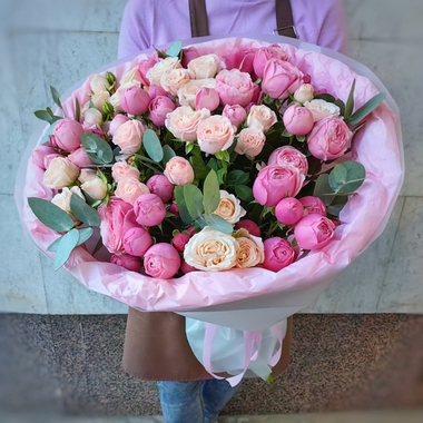 Букет из 15 кустовых пионовидных роз сортов "Силва Пинк"" и "Bombastic"