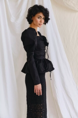 Топ с вырезом "каре" и баской