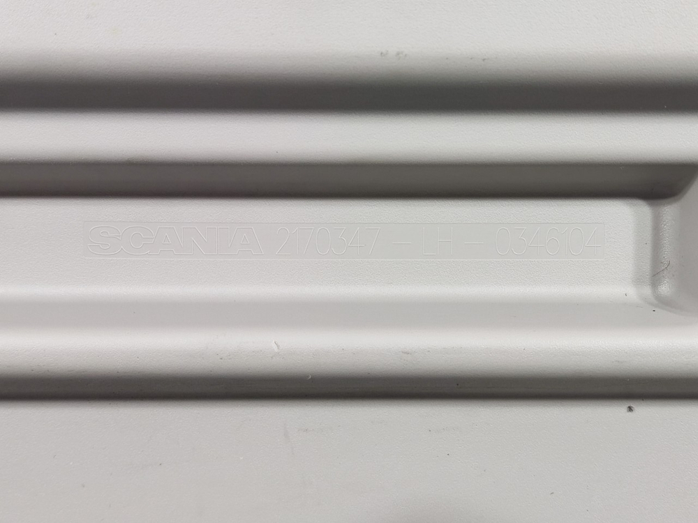 Крышка левая верхнего вещевого отделения