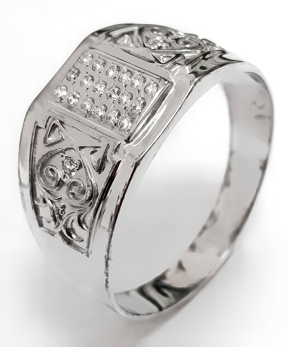 Ювелирное кольцо из серебра с фианитами