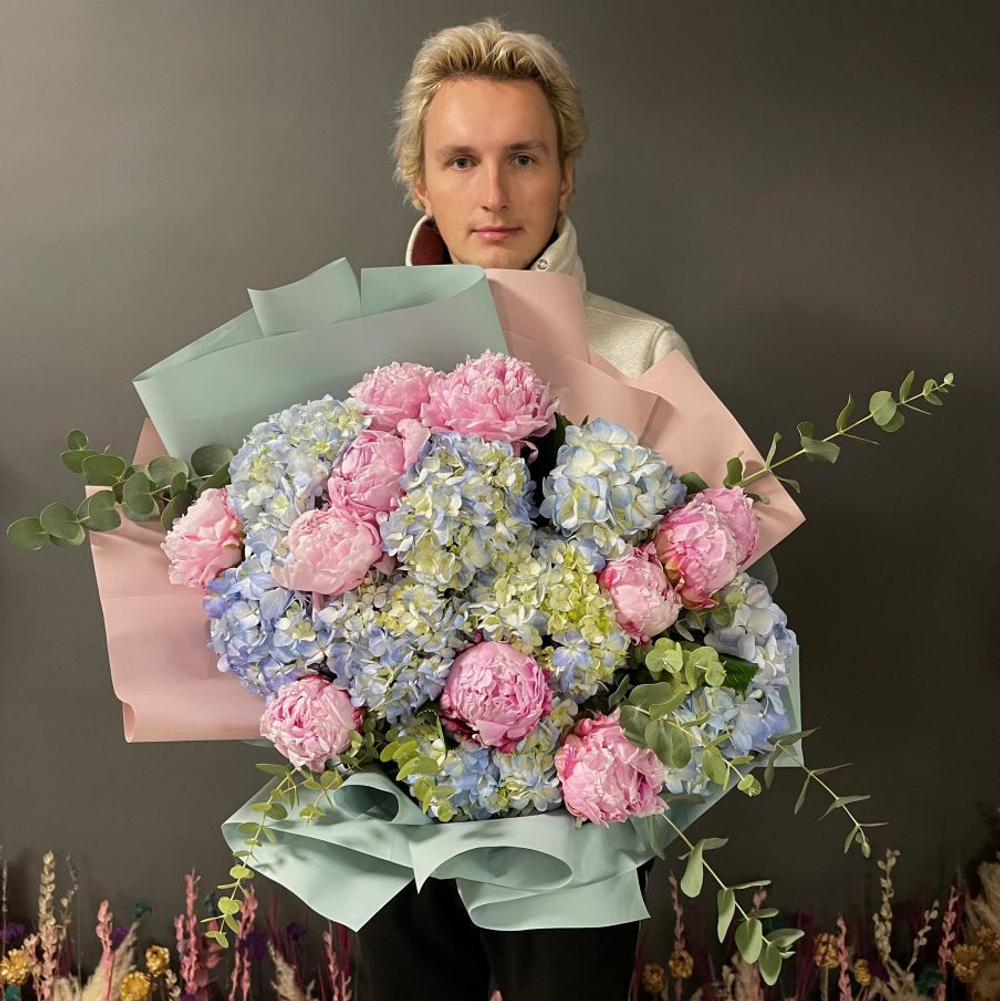 Букет из пионов и гортензий «Вальс красок»