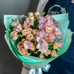 Сборный букет в нежном оформлении с кустовой розой и альстромерией