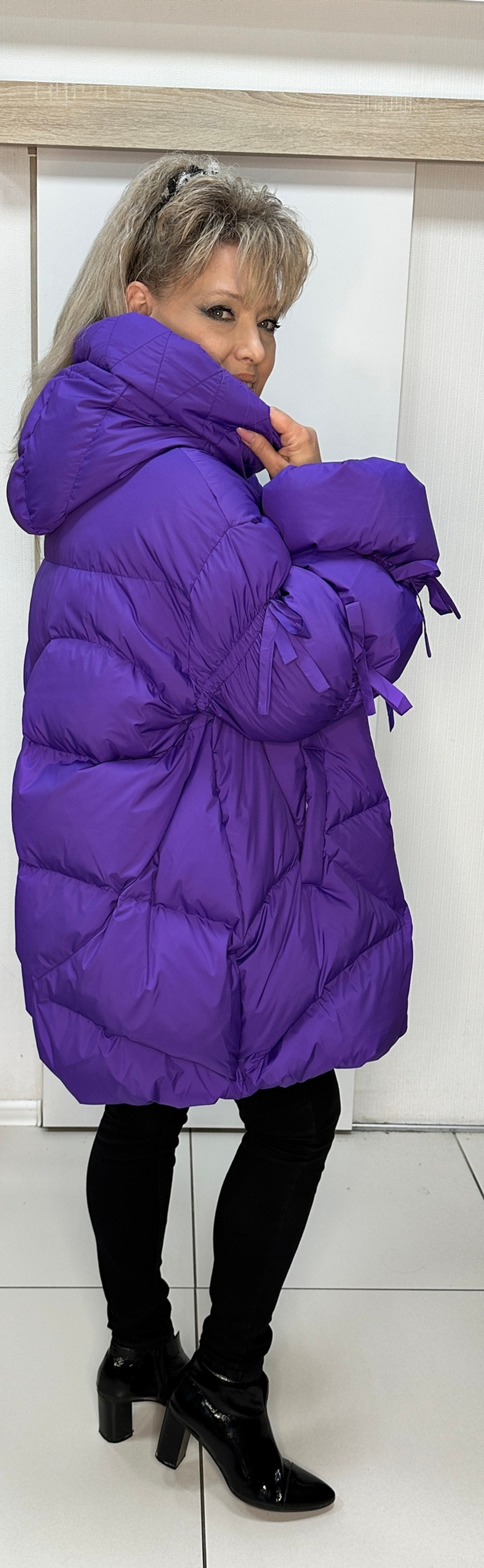 Модный удлиненный куртка-пуховик с красивыми рукавами