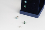Две пары серег на пусетах Swarovski с кристаллами зеленого и голубого цветов