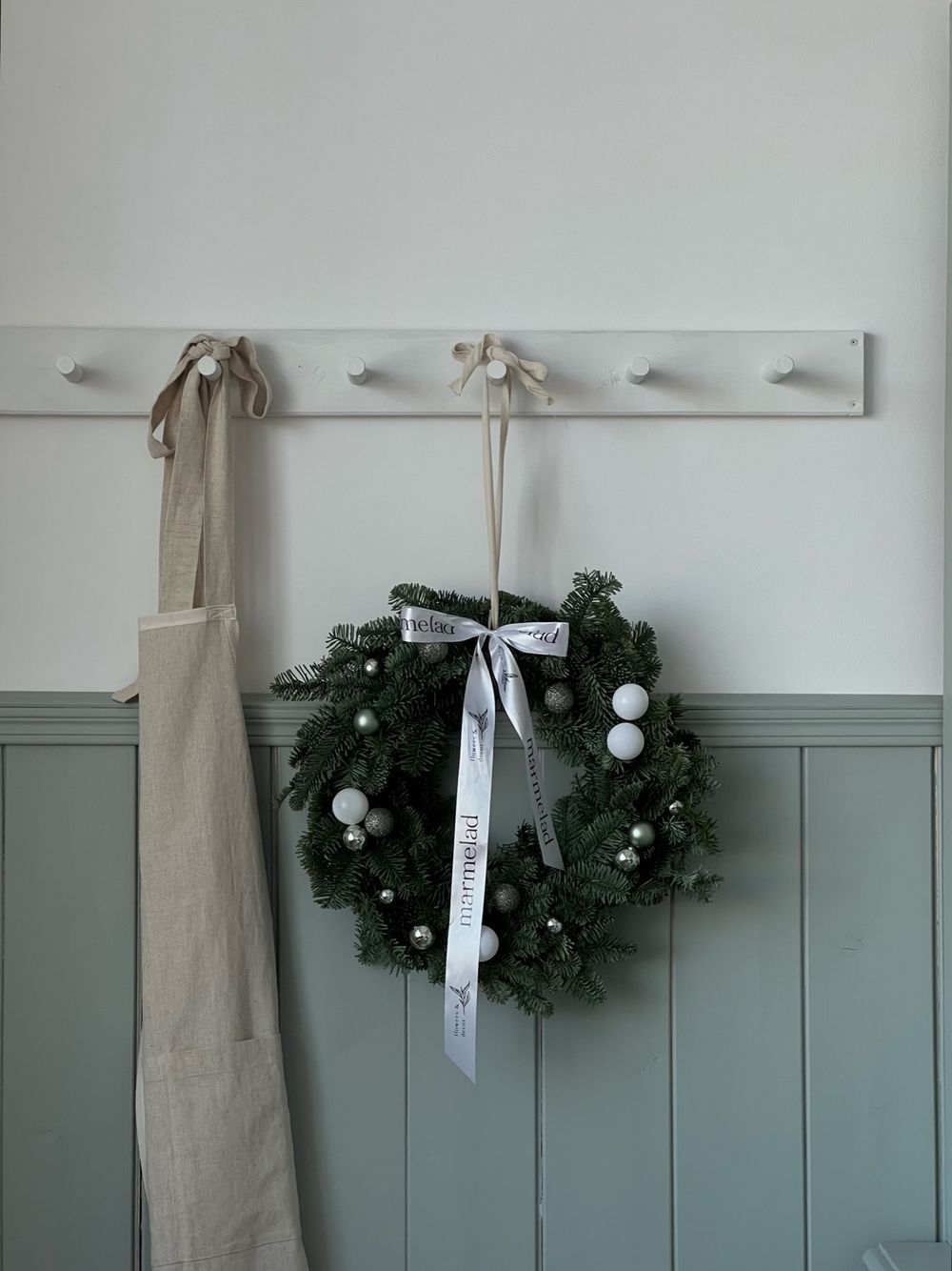 Новогодний венок в бело-серой гамме